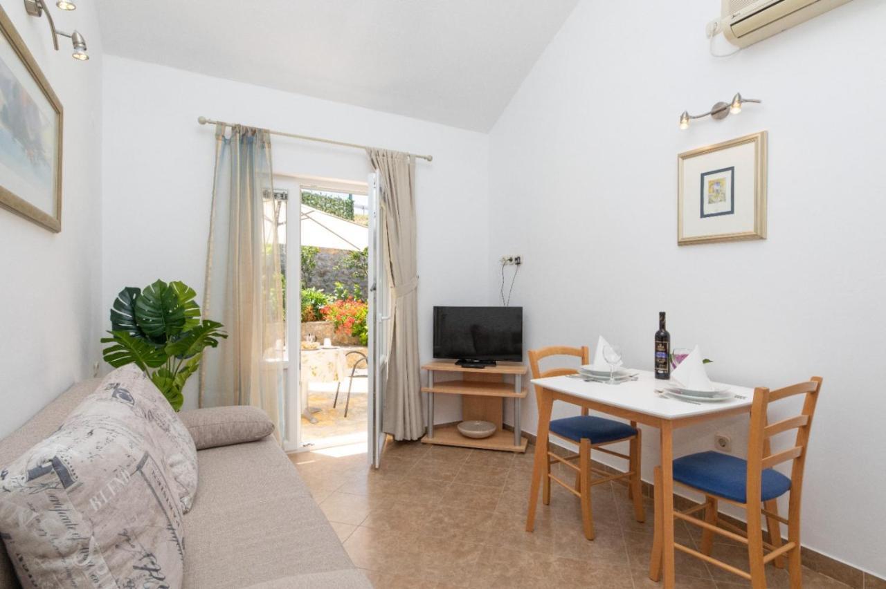 Apartments Jelena Supetar - Four Apartments - A Small House With A Private Yard - Two-Room Apartment With A Sea View - Studio Apartment - Two-Room Apartment With Garden View- Free Parking Exterior foto
