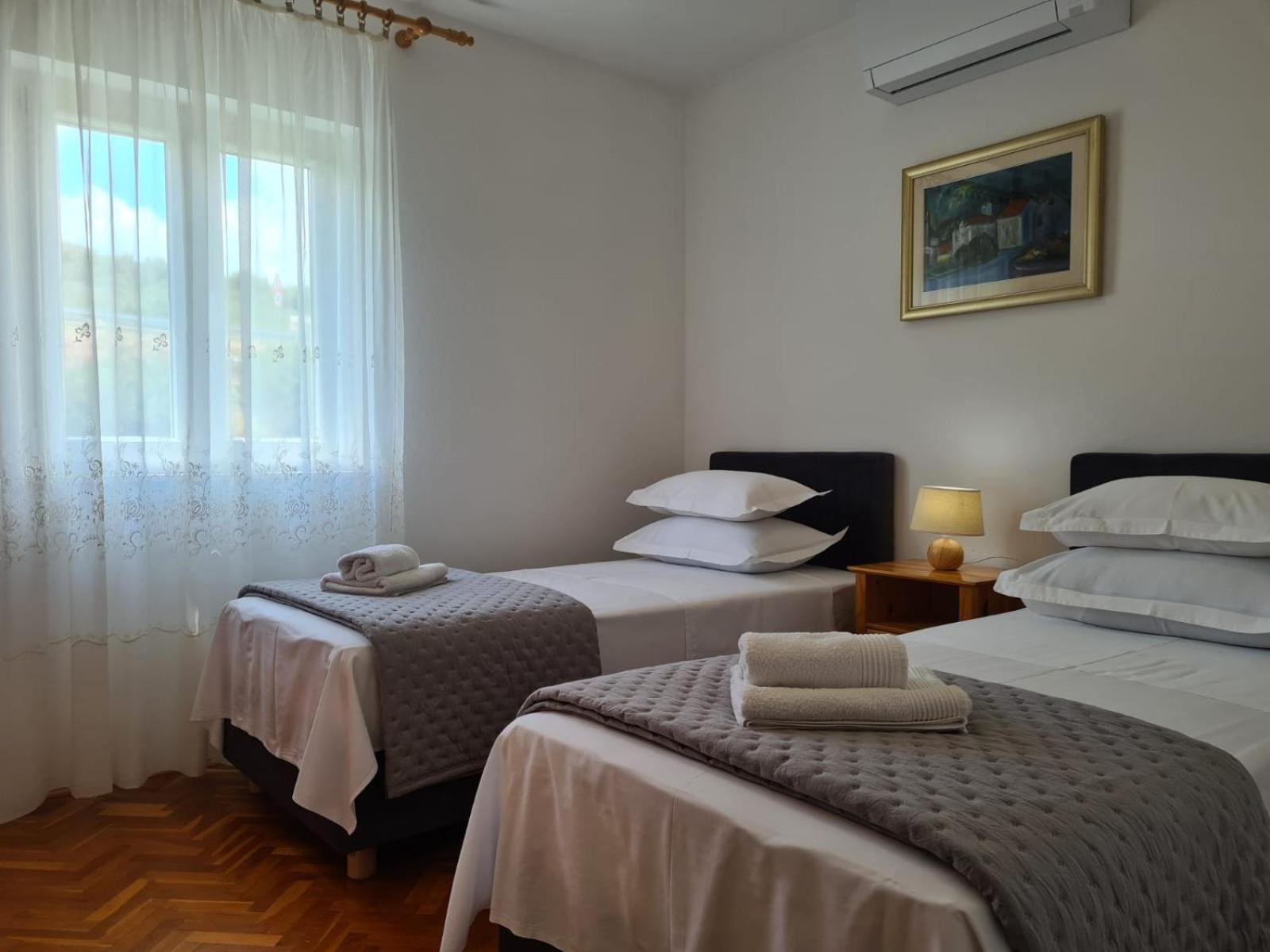 Apartments Jelena Supetar - Four Apartments - A Small House With A Private Yard - Two-Room Apartment With A Sea View - Studio Apartment - Two-Room Apartment With Garden View- Free Parking Exterior foto